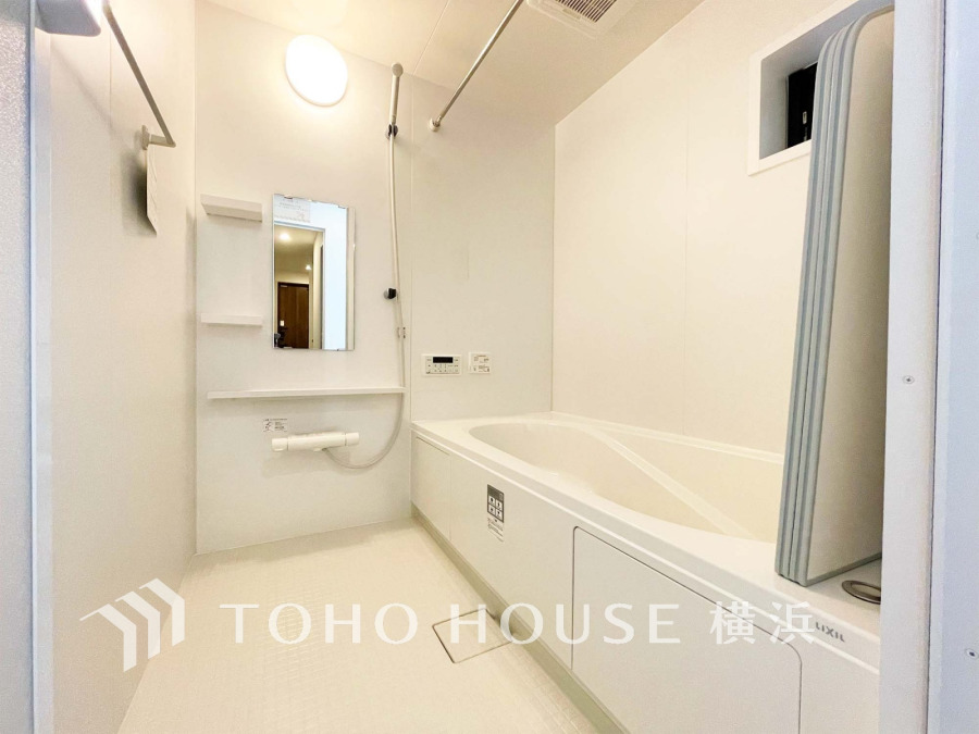 清潔感あふれるホワイト基調の浴室。ゆったり浸かれるバスタブと使いやすいシャワー設備が整っています。