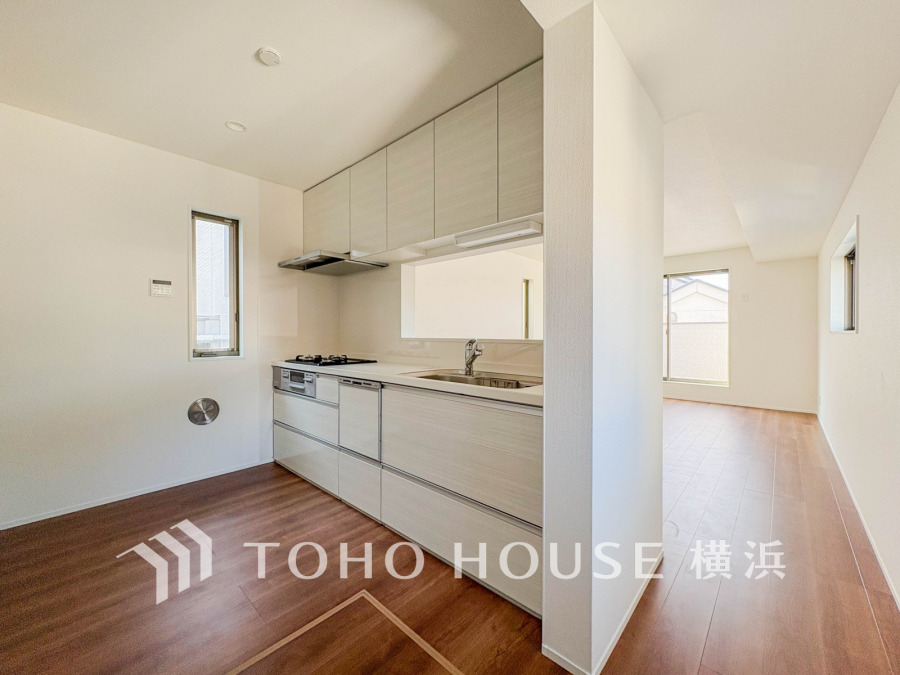 誰もが使いやすいデザインにこだわったキッチン。プライベートスペースを彩るインテリアとしての美と、快適な日常を支える機能性と強さがひとつになったキッチンです