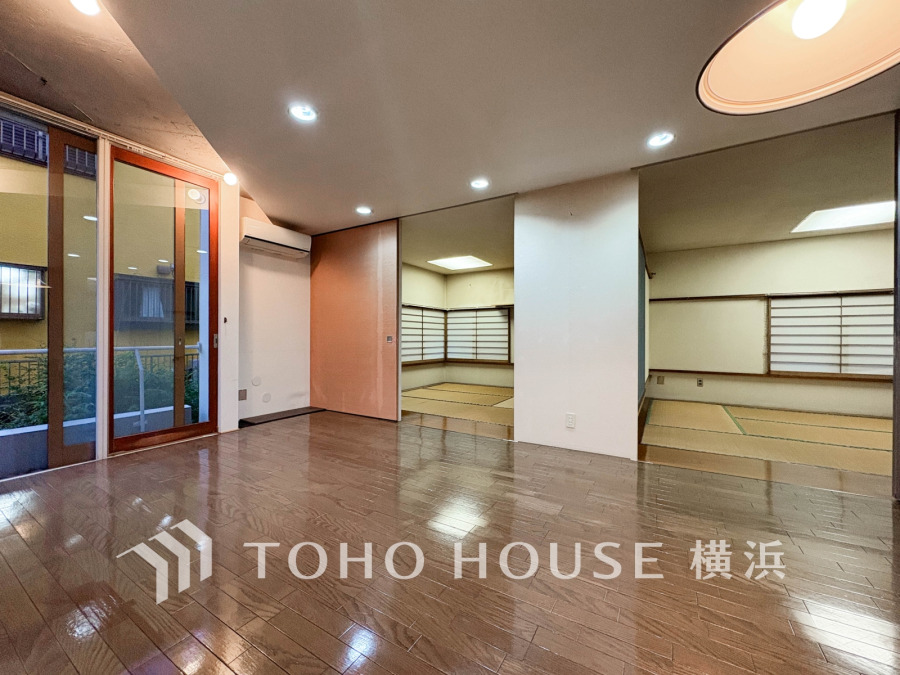 LDKから和室までが一体となる開放的な大空間。食事の支度からみんなで食事を楽しんだあともそのまま同じ場所でリラックスできます。