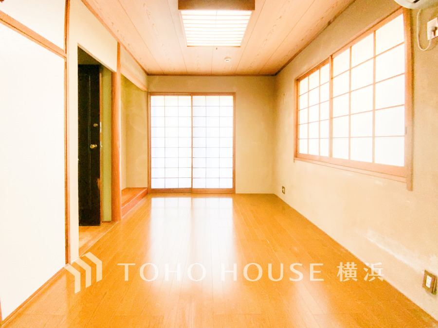 障子から柔らかな光が差し込む和の趣あふれる明るい洋室。落ち着いた空間でゆったり寛げます。