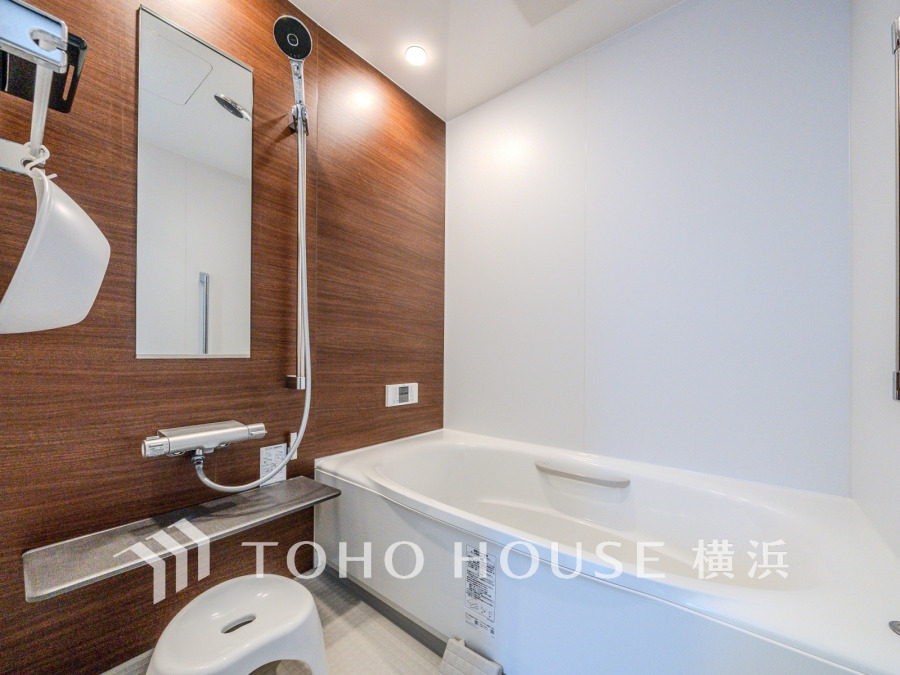 木目調パネルが温かみを演出するバスルーム。ゆったり浸かれる浴槽でリラックスできます。