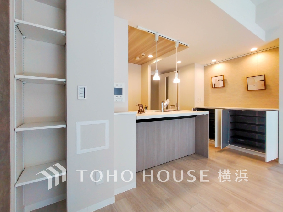 リビングダイニングは収納も充実しています。