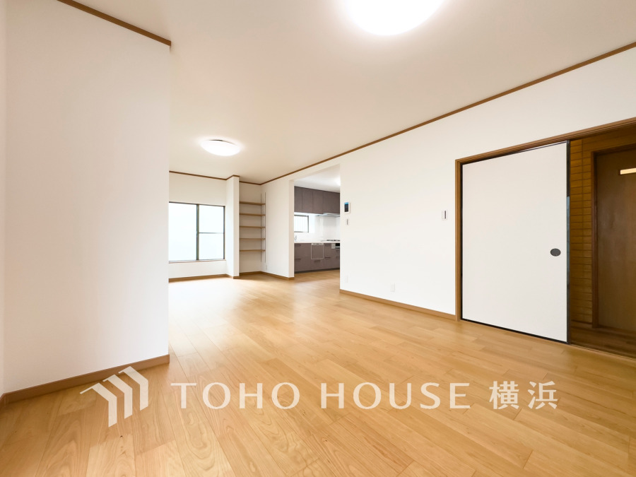 光と風が溢れる開放的なリビングダイニングには自然と家族みんなが集まってきます。明るく穏やかな空気の中で飲んだり、食べたり、笑ったり。