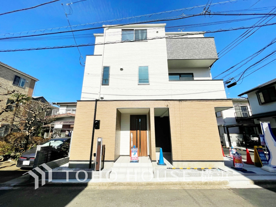 堂々たる趣ながら、主張し過ぎずどこか余裕を感じさせるシャープなフォルムで佇む邸宅は、晴天の空と照らし合わせる事で、本来あるべき完成形の姿を見せてくれます。 