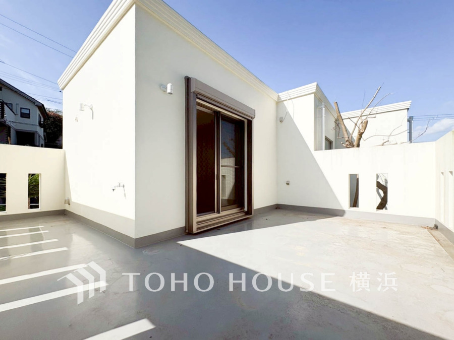 暮らしの中で光と風を演出してくれるルーフバルコニー。見事なまでの開放的な空間を演出しながら、プライベート性も確保された空間は我が家の自慢。アウトドアリビングとしても楽しめそう。