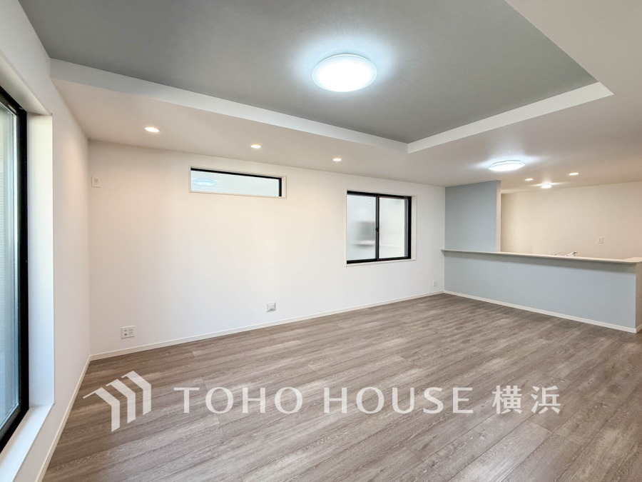 明るく開放的な空間が広がるLDK。室内には豊かな陽光が注ぎ込み、爽やかな住空間を演出。
