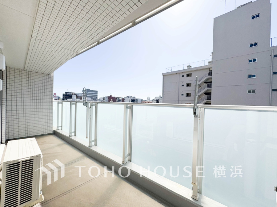 暮らしの中で光と風を演出してくれるバルコニー、見事なまでの開放的な空間を演出しながら、プライベート性も確保された空間は我が家の自慢。