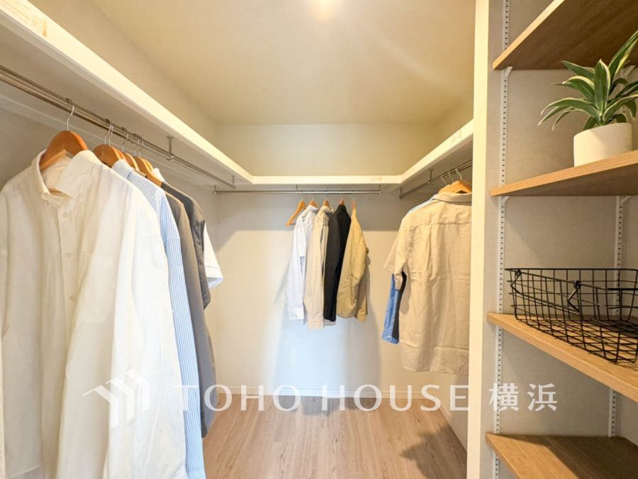 たっぷりとした収納スペース・ウォークインクローゼット。その収納力は是非ご自身の目でお確かめください。冬物のコートやスーツなど、大切なお洋服を皺なく収納できます。