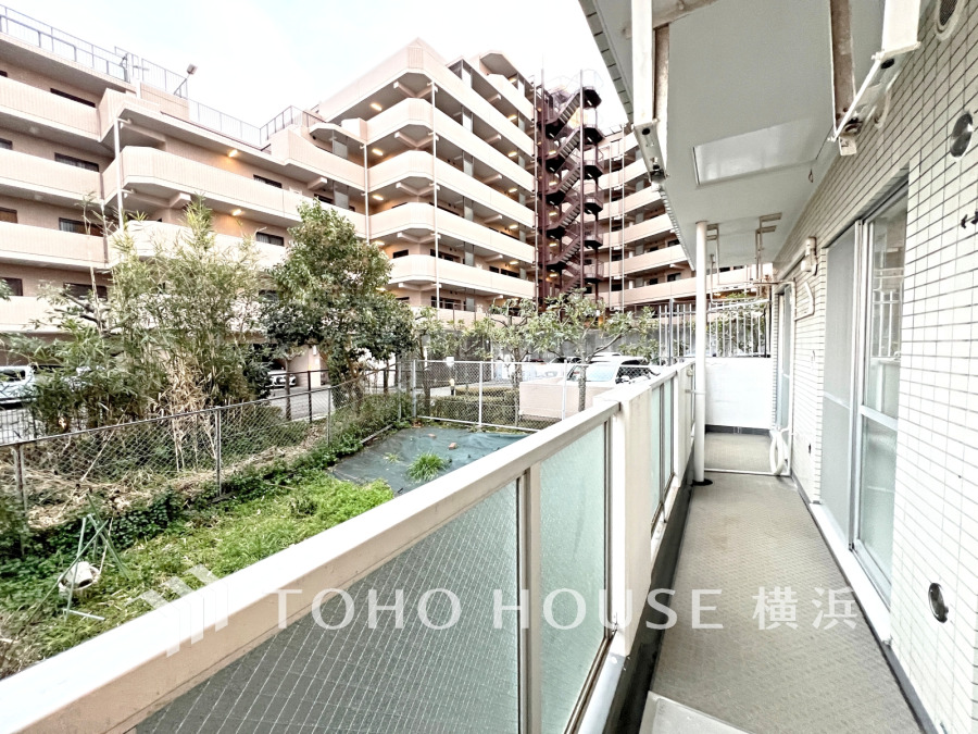 開放感と抜ける風の気持ちよさを感じ、緑ある眺望に癒される落ち着いた住環境
