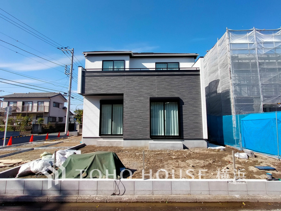 ゆったり68坪超の敷地に建つ邸宅。広々とした南庭付きです。【2026年4月撮影】