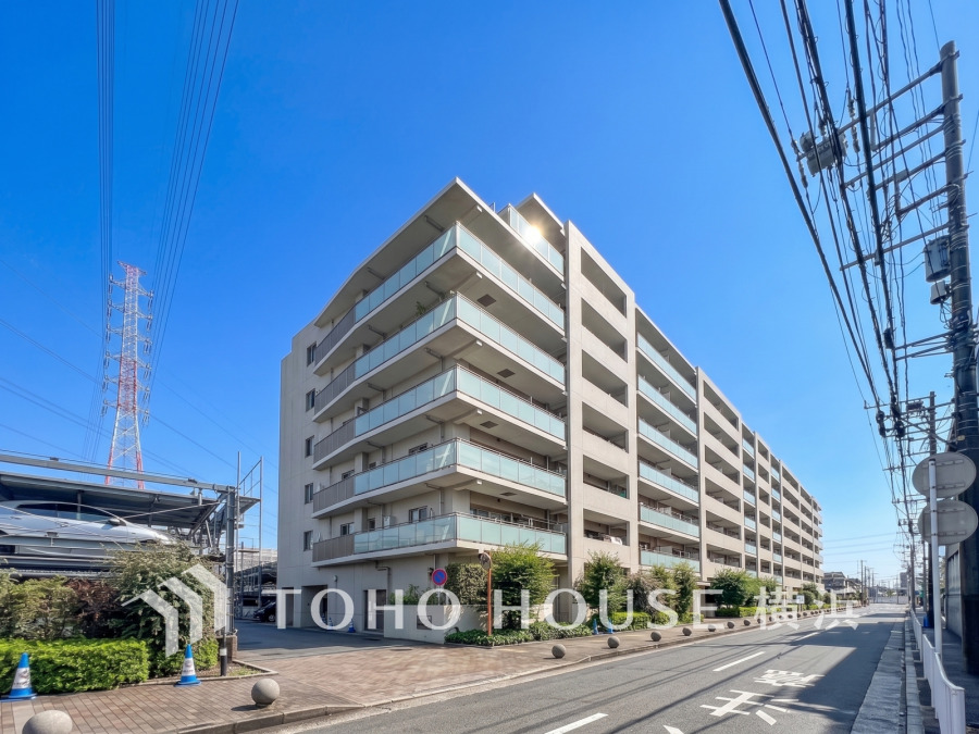 住む人を映し出す洗練された佇まいは、いつまでも輝き続けながらいつしか街の風景に溶け込んでいきます。