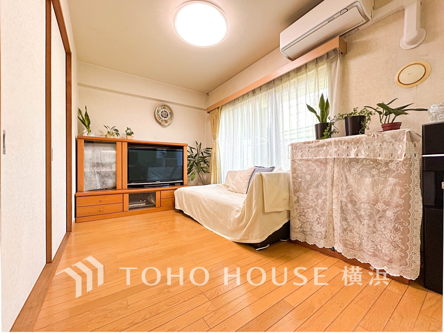 光と風が溢れる開放的なリビングダイニングには自然と家族みんなが集まってきます。明るく穏やかな空気の中で飲んだり、食べたり、笑ったり。