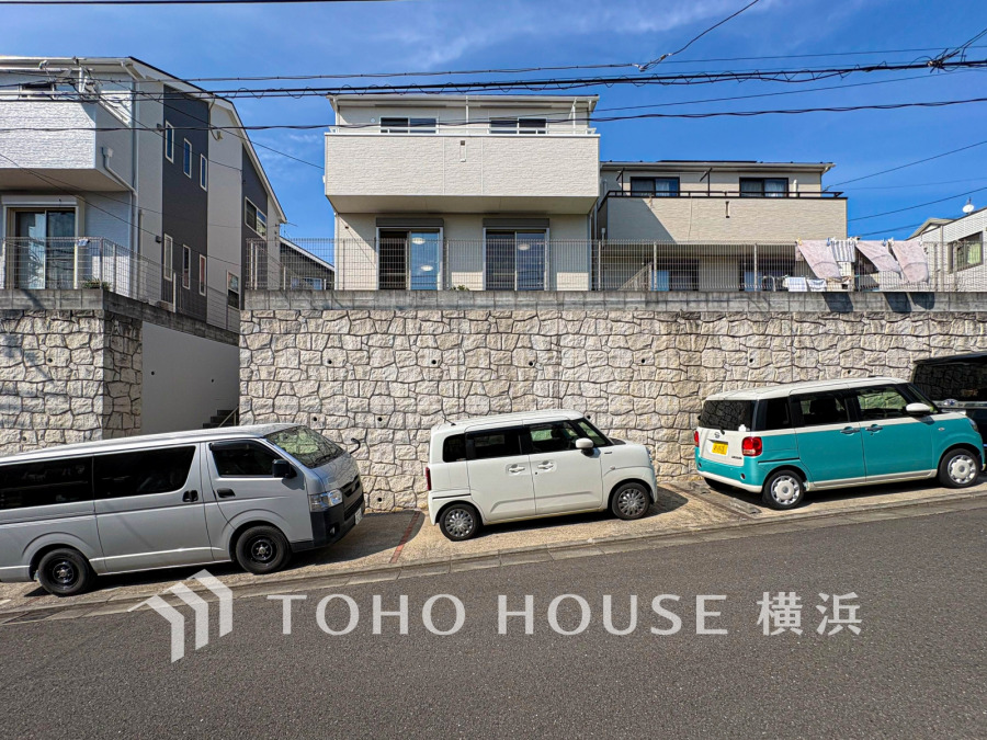 時代の流れに惑わされないシックなカラートーンで街並みに溶け込む外観は、主張し過ぎず、また平凡になり過ぎず絶妙なコントラストで輝きを放ちます。