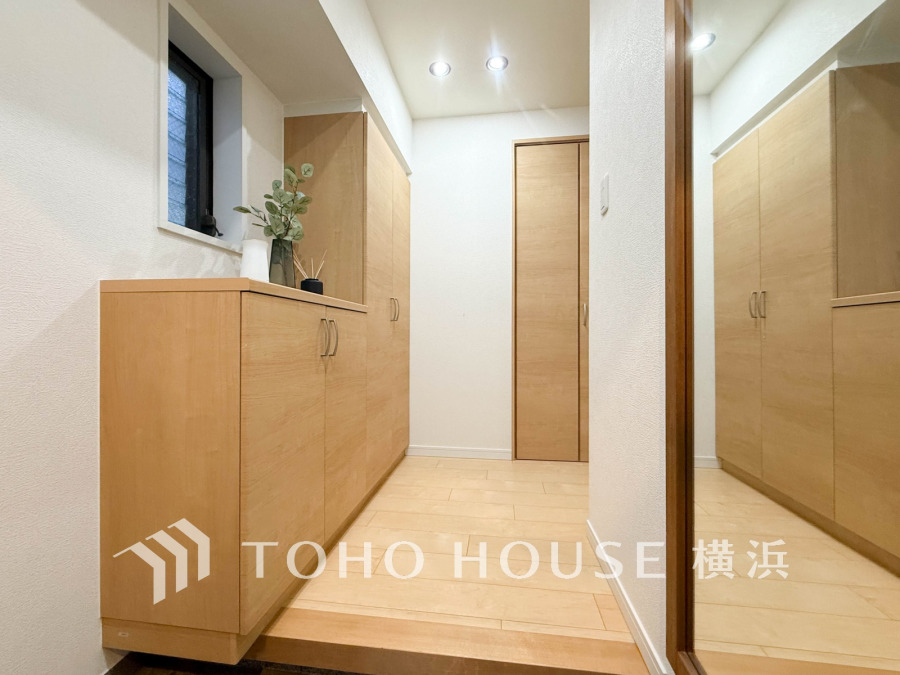 お客様をお迎えする玄関は落ち着いた雰囲気。帰り着くたびに洗練されたテイストの空間に迎えられ誇りと喜びを感じる玄関まわりです。