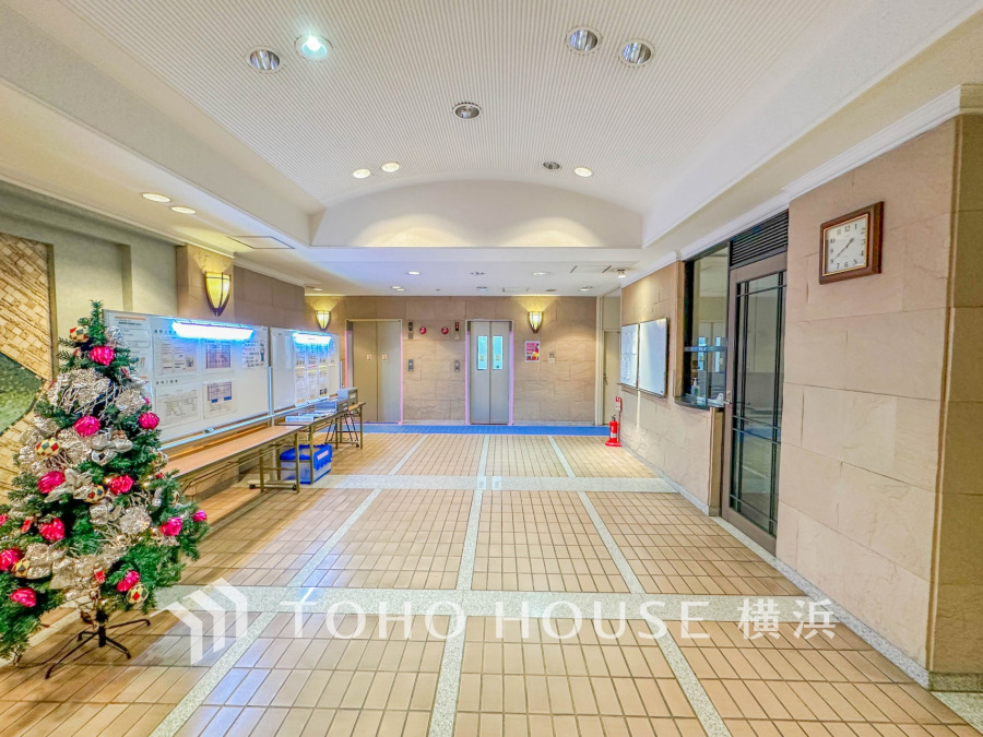 開放的なエントランスホール。エレベーターや管理室があり、安心・快適な住環境を提供します。