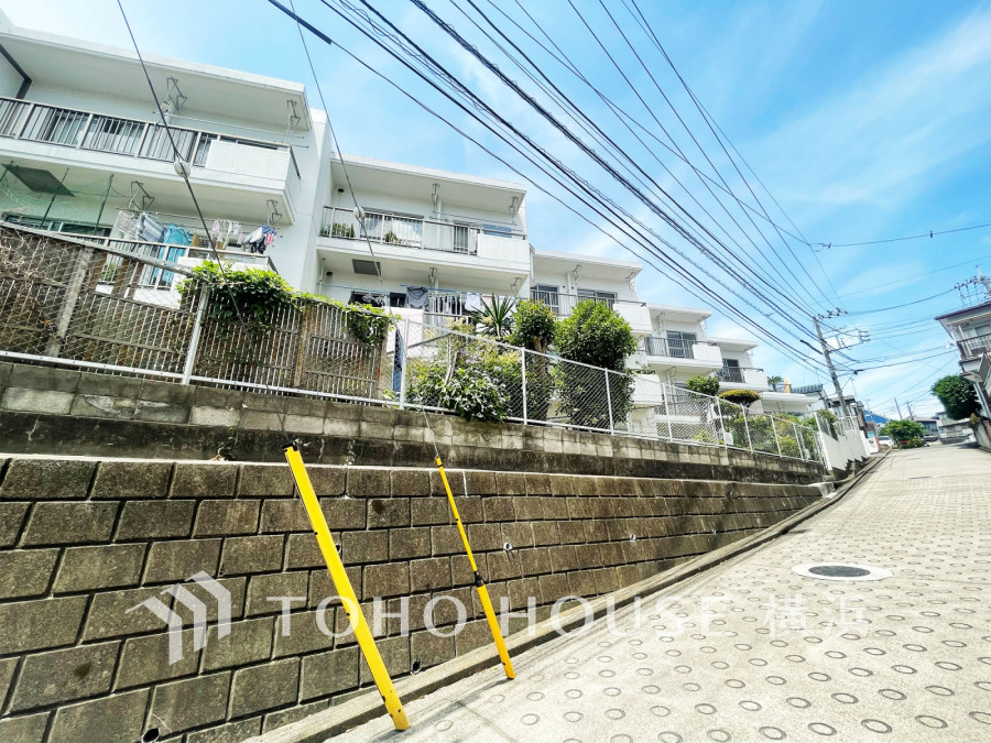 3階建ての低層マンションの最上階のお住まい