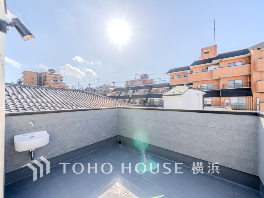 大空を感じてのびやかな時間を愉しめる、開放感溢れるルーフバルコニー。お天気の良い日には、アウトドアリビングとしてお使い頂くのも素敵です。