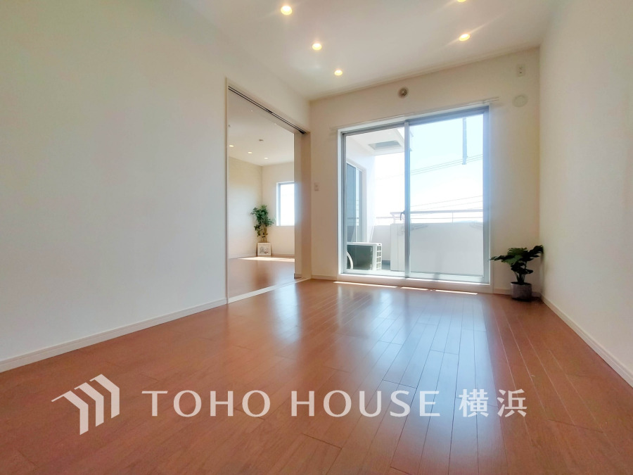 1日の疲れを癒し、心地よく寛げるようゆったりとした広さを確保しています。プライベートタイムをより優雅に穏やかに…。落ち着いた雰囲気を紡ぎます。