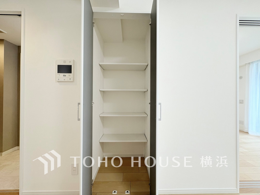 長期保存できる缶詰や調味料などの食品類の他、かさばるペーパーやラップ類をまとめて収納しておけます。キッチンまわりの掃除用具などを置くのにも便利ですね。