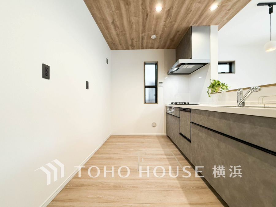 対面キッチンの裏には大型の冷蔵庫や家具を配置しても充分な広さを確保しております。
