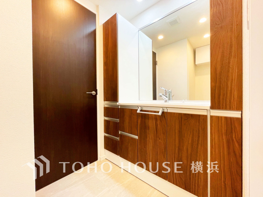 落ち着いた色使いのパウダールームはドレッシーな雰囲気で、上質を感じられる空間。朝晩のケアをする大切な場所だからこそ、ゆったりした落ち着きと清潔感を持たせました。