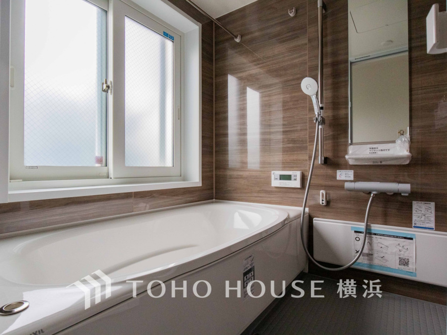 1日の疲れを取り心身を癒すことができる住まいの中のリラクゼーション空間のバスルーム。心からゆったりと寛いでいただけるよう、ゆとりのスペースを確保。大き目の窓もあるので換気もしっかりできます。