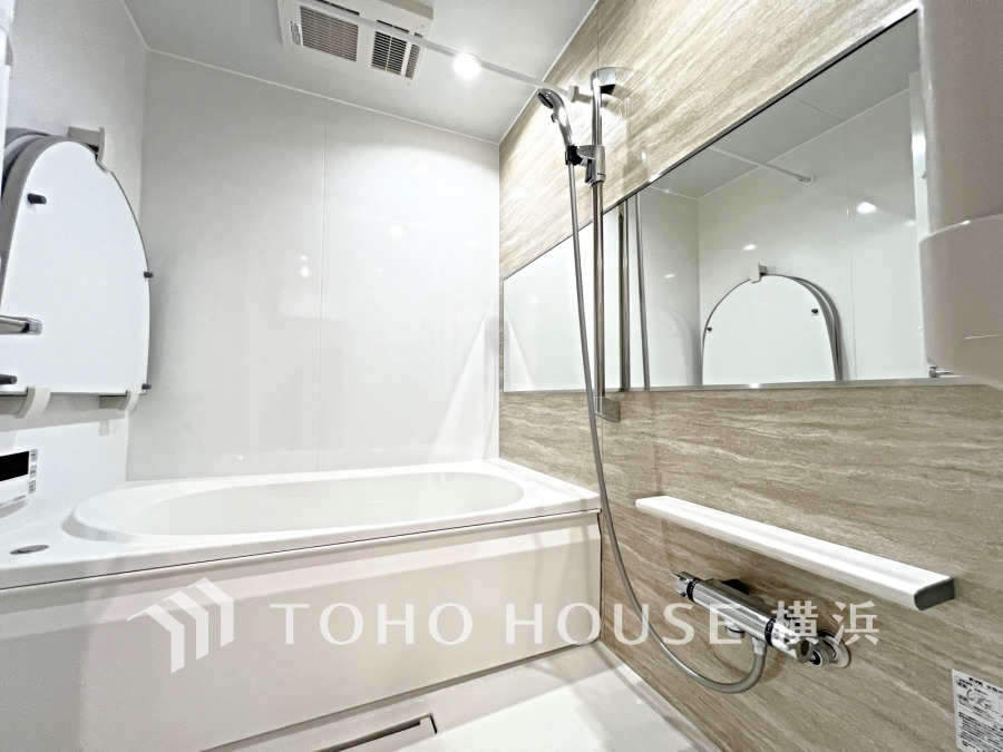 心地よいリラックスを叶える清潔感溢れる美しい空間。快適で機能的なバスルームです。
