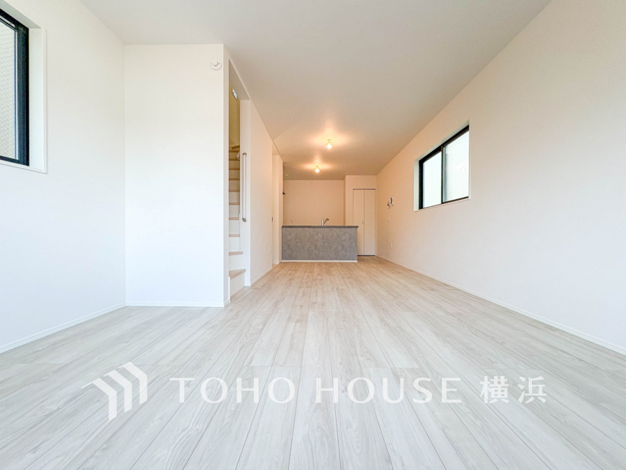 柔らかな色合いのフローリングと清潔感の溢れるクロスが明るい空間を創り出しているリビングダイニング。憩いの場に相応しく、ここで楽しむ家族の時間が絆をより深めてくれそうです。