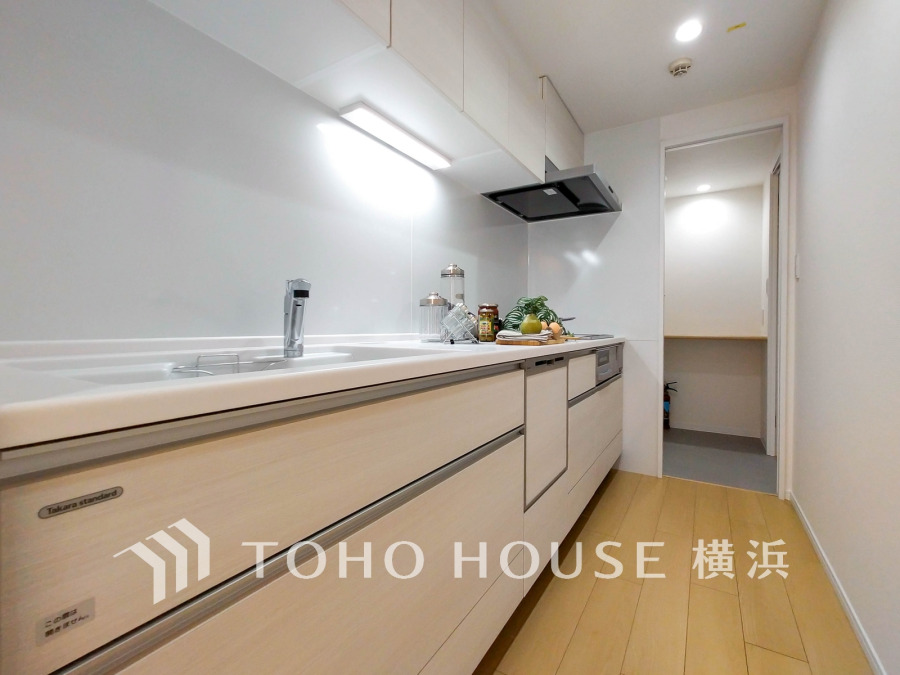 作業に集中しやすい独立型のキッチン。ユーティリティスペースが隣接し、家事動線も良好です
