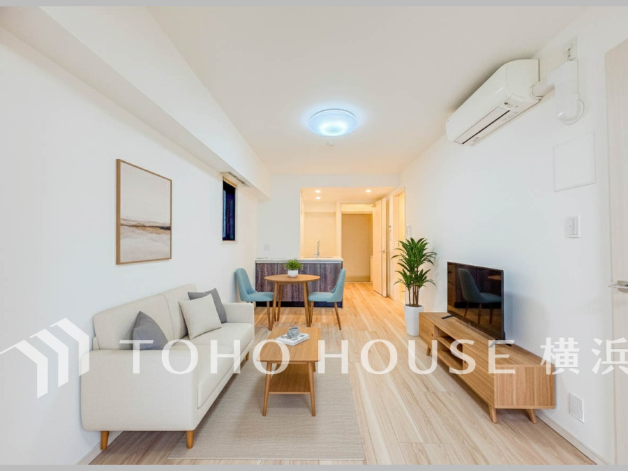 一日の中で多くの時間を過ごすことになる住まいだからこそ、いつも穏やかな空間であるように心掛けています。構成する建材などへの配慮が、住まう方の健康を守ります。（家具はAI加工です）