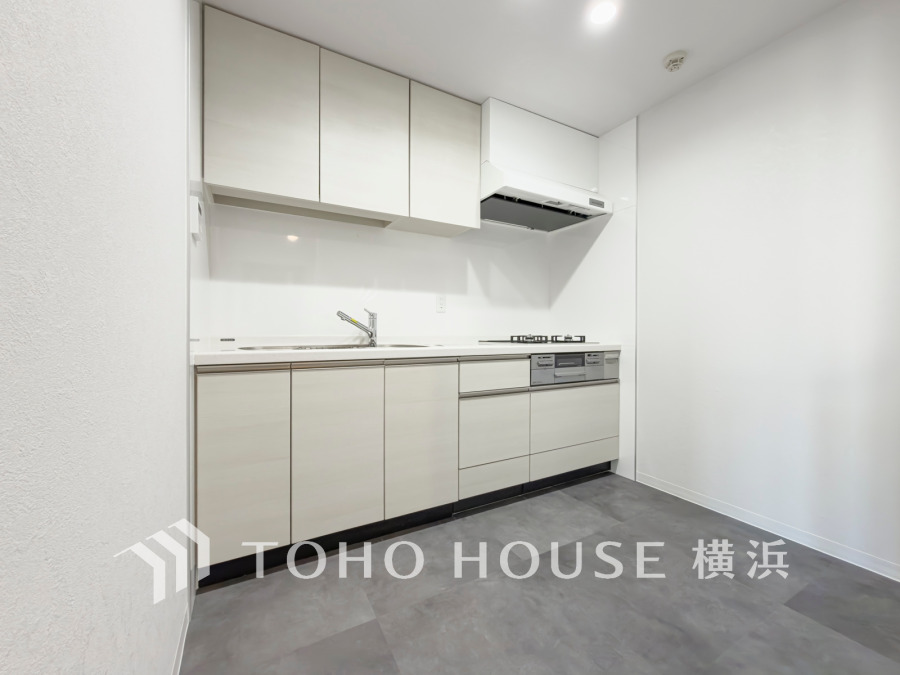 内装の主役でもあり、日常活躍する重要な水回りでもあるからこそ機能性・デザイン性に力を入れております。お手入れのしやすいシステムキッチンを採用しております。