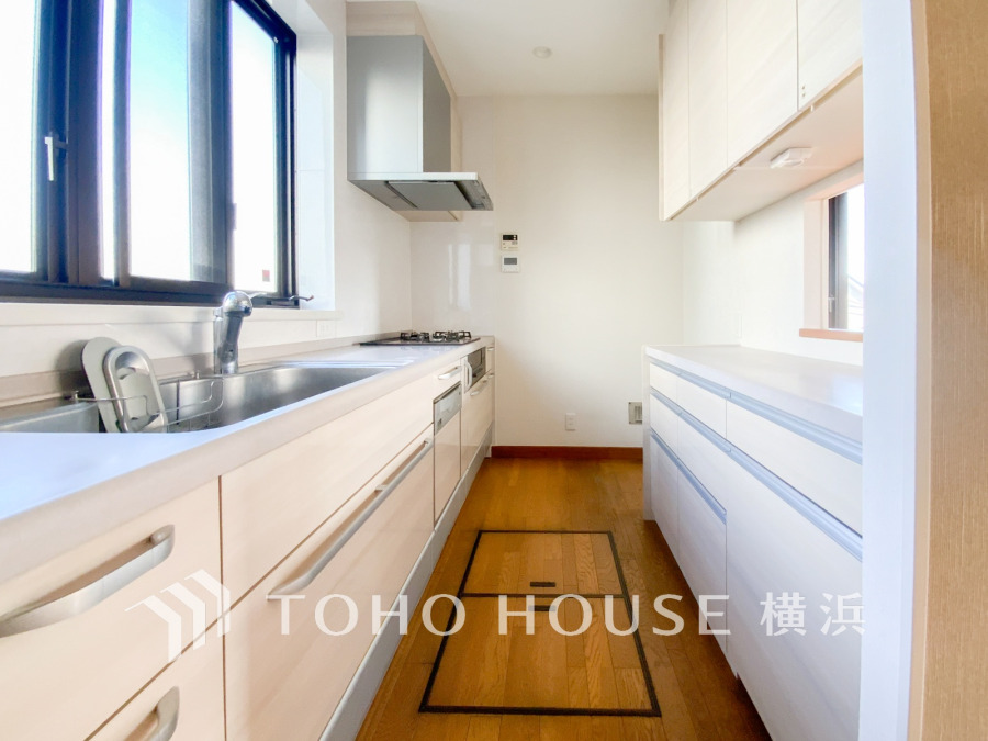 内装の主役でもあり、日常活躍する重要な水回りでもあるからこそ機能性・デザイン性に力を入れております。お手入れのしやすいシステムキッチンを採用しております。