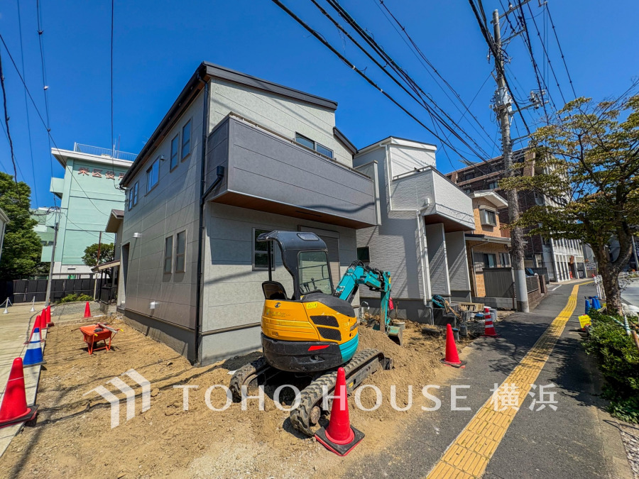 爽やかな青空の下に贅沢なほどに降り注ぐ陽光、豊かな居住性と、クオリティが見事に調和した住空間は、住まうことの喜びを感じさせてくれます。（2025年9月撮影）