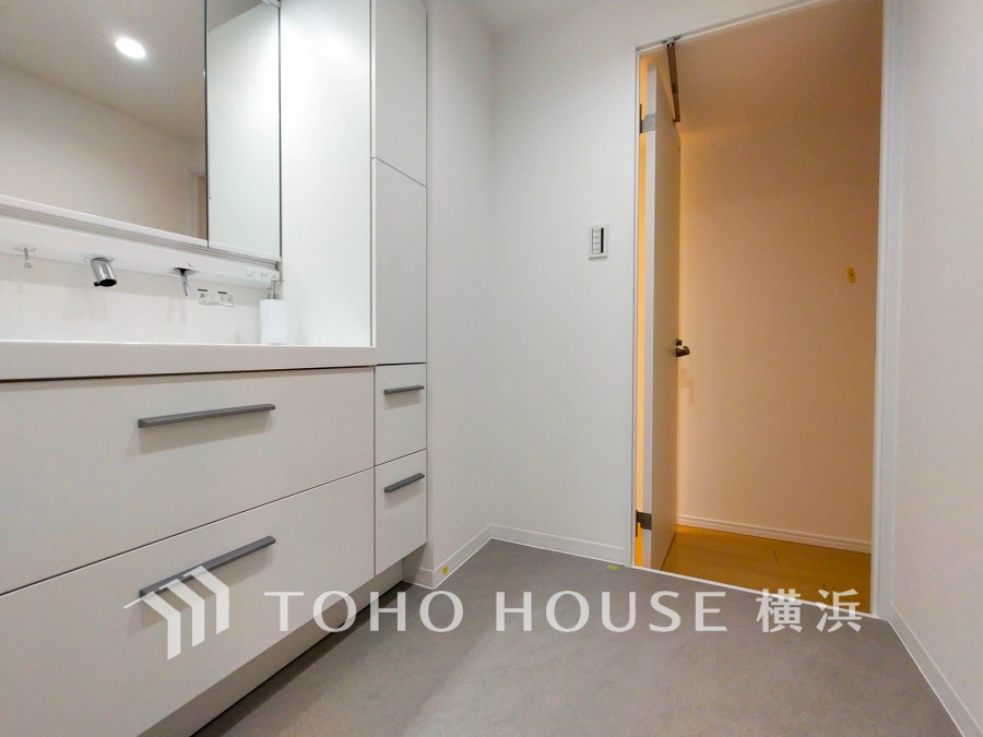 清潔感あふれる白を基調とした洗面スペース。収納豊富で使い勝手の良い設計が魅力です。