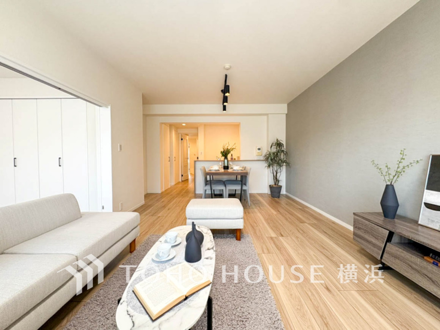 柔らかな光が広がり、デザインされた美しい内装が織り成す家族の集う場所。楽しい会話やさまざまな時が織りなすご家族の時間が丁寧に紡がれていく大切な空間。