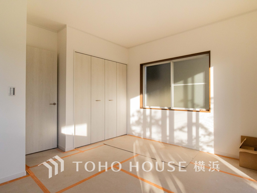 【2025年11月撮影】陽光が差し込む明るい洋室。大容量のクローゼットで収納も充実しています。