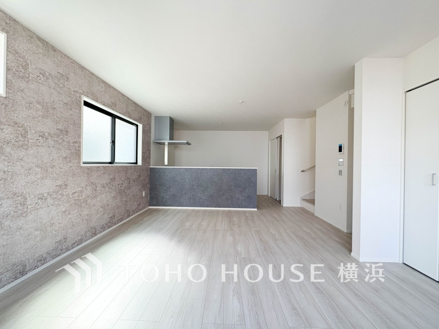室内には豊かな陽光が注ぎ込み、爽やかな住空間を演出。ホームパーティーでもゲストと一緒に料理を楽しみながら楽しい時間を過ごせそう。