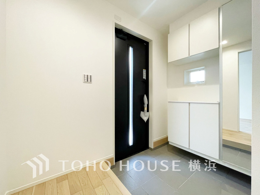 豊かなプライベートタイムへ誘うモダンテイストな玄関。デザインや素材が美しい調和を奏でている空間です。お客様をお迎えする玄関は落ち着いた雰囲気です。