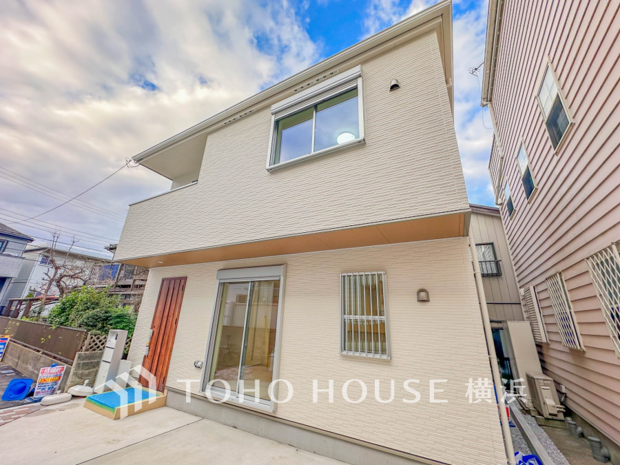 堂々たる趣ながら、主張し過ぎずどこか余裕を感じさせるシャープなフォルムで佇む邸宅は、晴天の空と照らし合わせる事で、本来あるべき完成形の姿を見せてくれます。