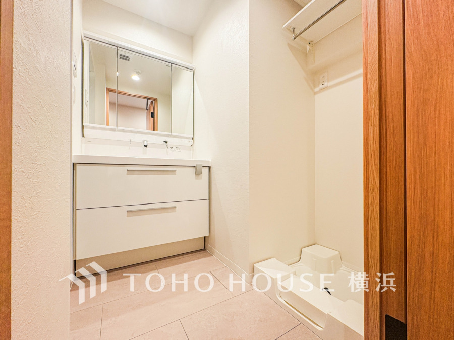 新規交換された洗面化粧台は美しく使いやすい機能が備えられています。