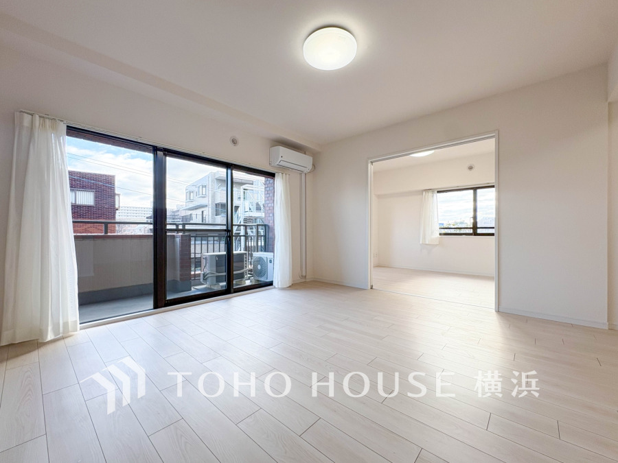 明るい自然光が差し込む広々リビング、南向きの大きな窓で開放感あふれる快適な住空間です。