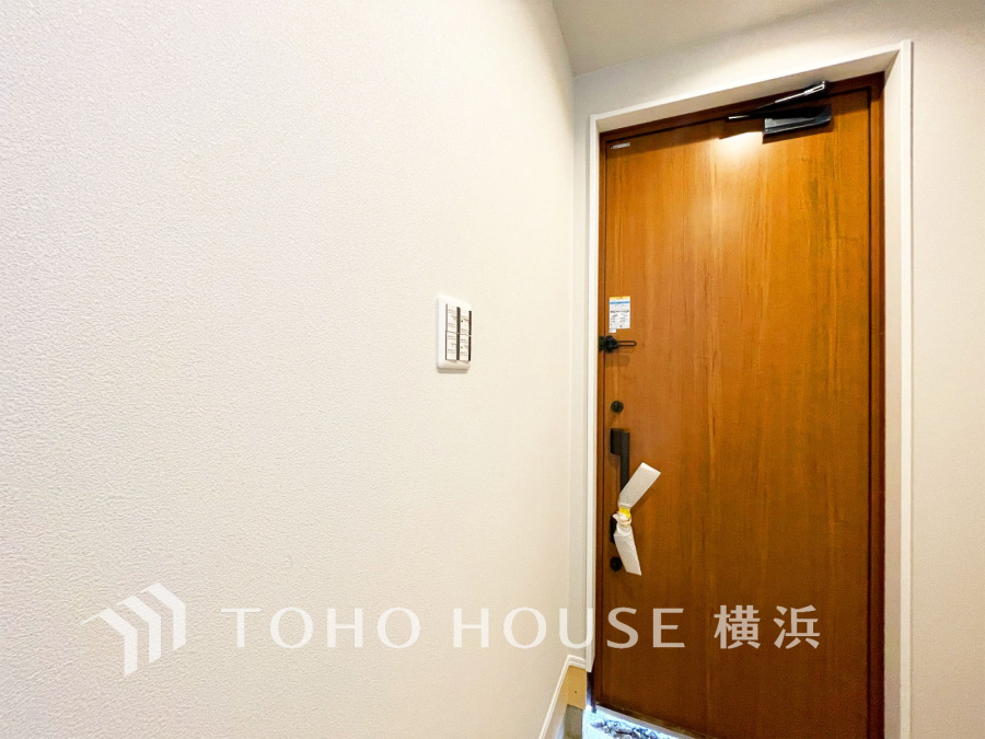 お客様をお迎えする玄関は落ち着いた雰囲気。帰り着くたびに洗練されたテイストの空間に迎えられ誇りと喜びを感じる玄関まわりです。 