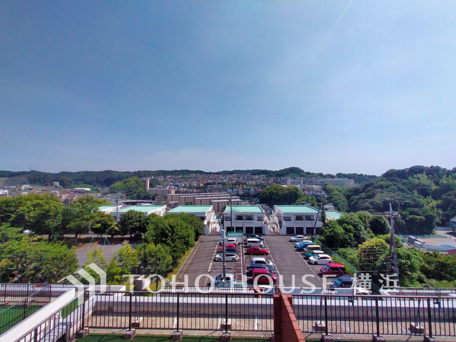 街の風景を広く一望できる魅力の眺望は、開放的でお住まいの価値の一つでもあります。朝も昼も夜も異なった表情を見せる街の風景は、心豊かな毎日を彩ってくれることでしょう。