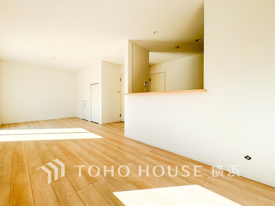 光と風が溢れる開放的なリビングダイニングには自然と家族みんなが集まってきます。明るく穏やかな空気の中で飲んだり、食べたり、笑ったり。