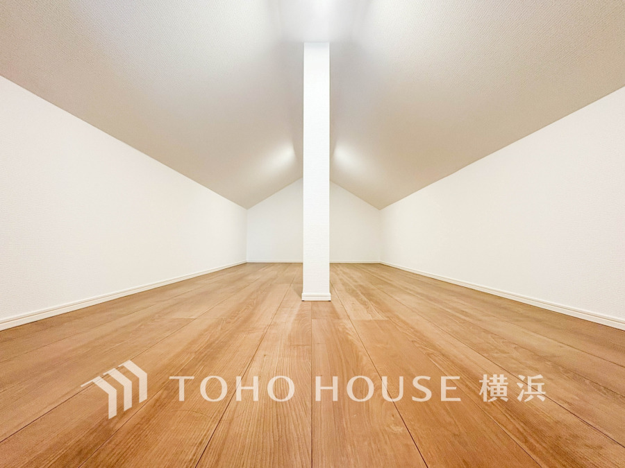 シンプルで清潔感のある小屋裏収納。固定階段でアクセスできる便利な空間。収納や趣味の空間として多目的に活用できます。