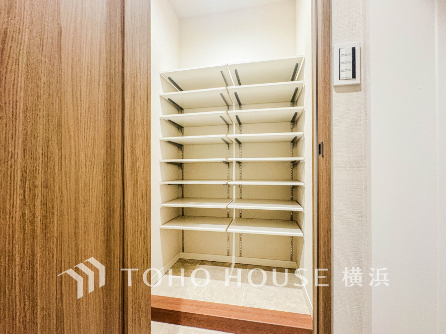 玄関には、ご家族みんなの靴をたっぷりと収納することができるシューズインクローゼットをご用意しました。