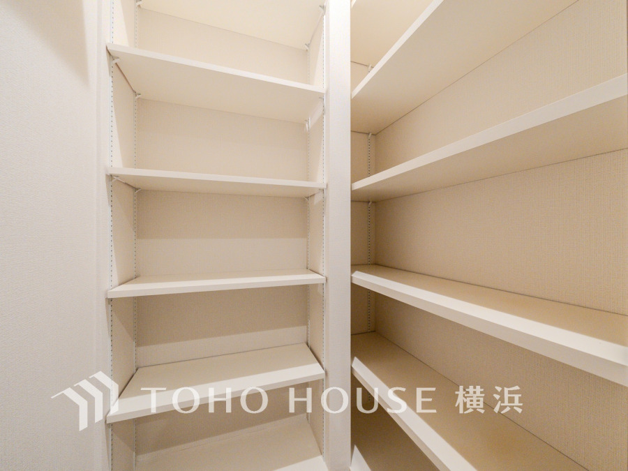 玄関には、ご家族みんなの靴をたっぷりと収納することができるシューズインクローゼットをご用意しました。さらに場所をとるベビーカーやゴルフ道具なども収納できるので、玄関まわりはいつもすっきり。