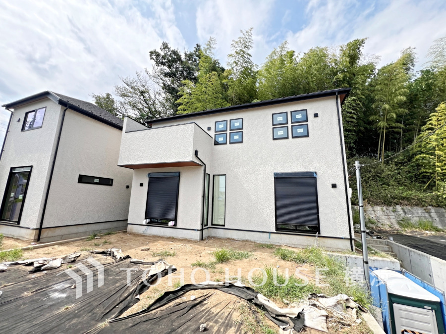 住む人を映し出す洗練された佇まいは、いつまでも輝き続けながらいつしか街の風景に溶け込んでいきます。