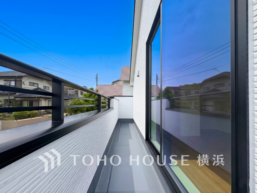 ずっと太陽を感じる事ができるのは、遮るものが視界に無いから。彼方に広がる風景が絵画のように広がります。