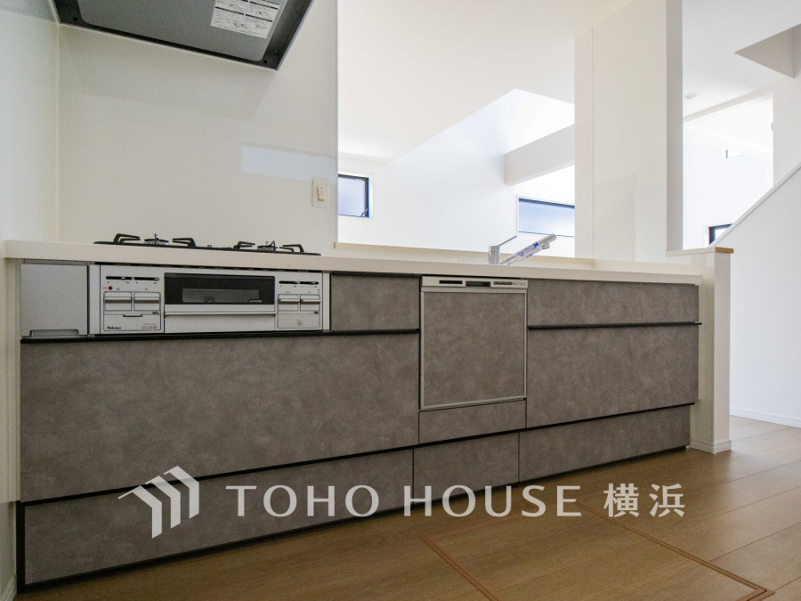 家事動線やリビングとのつながりに配慮し、食事の準備や片付けなどの家事を楽しくするキッチンスペースに仕上げました。毎日使う場所だから気持よく使えて、居心地の良い空間に。